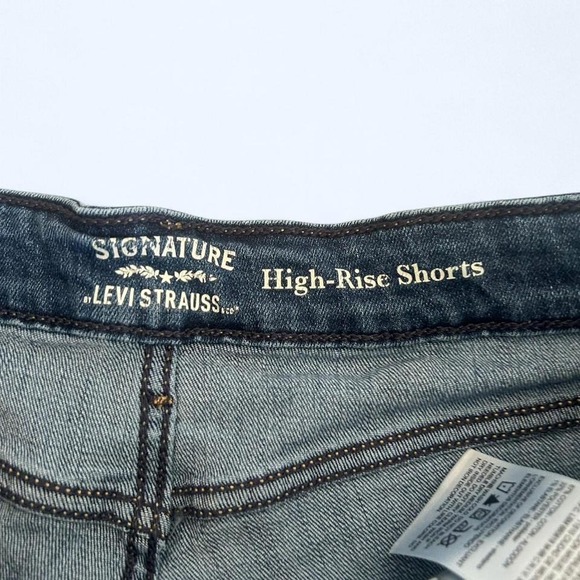 Levi high rise Jean shorts size 8/29 EUC cut off denim - Picture 2 of 8